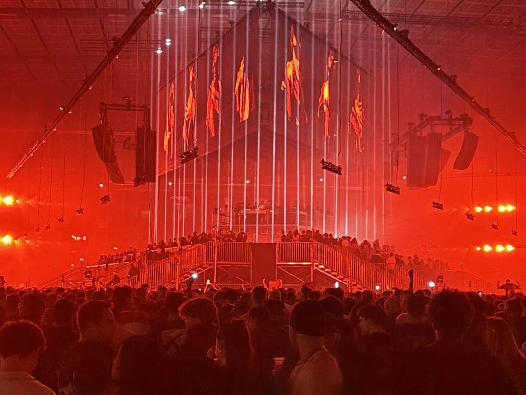 Scène centrale et lumière rouge REFRACT