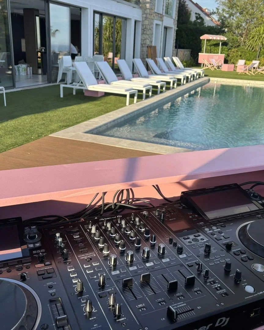 Régie DJ au bord d’une piscine
