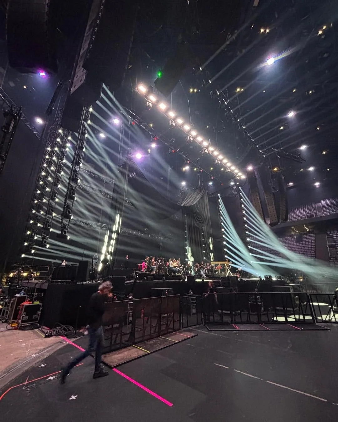 Installation lumière de la scène à l’Accor Arena