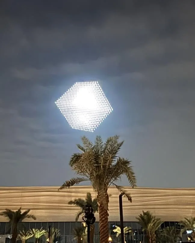 Installation de drones lumineux au Noor Festival 2025