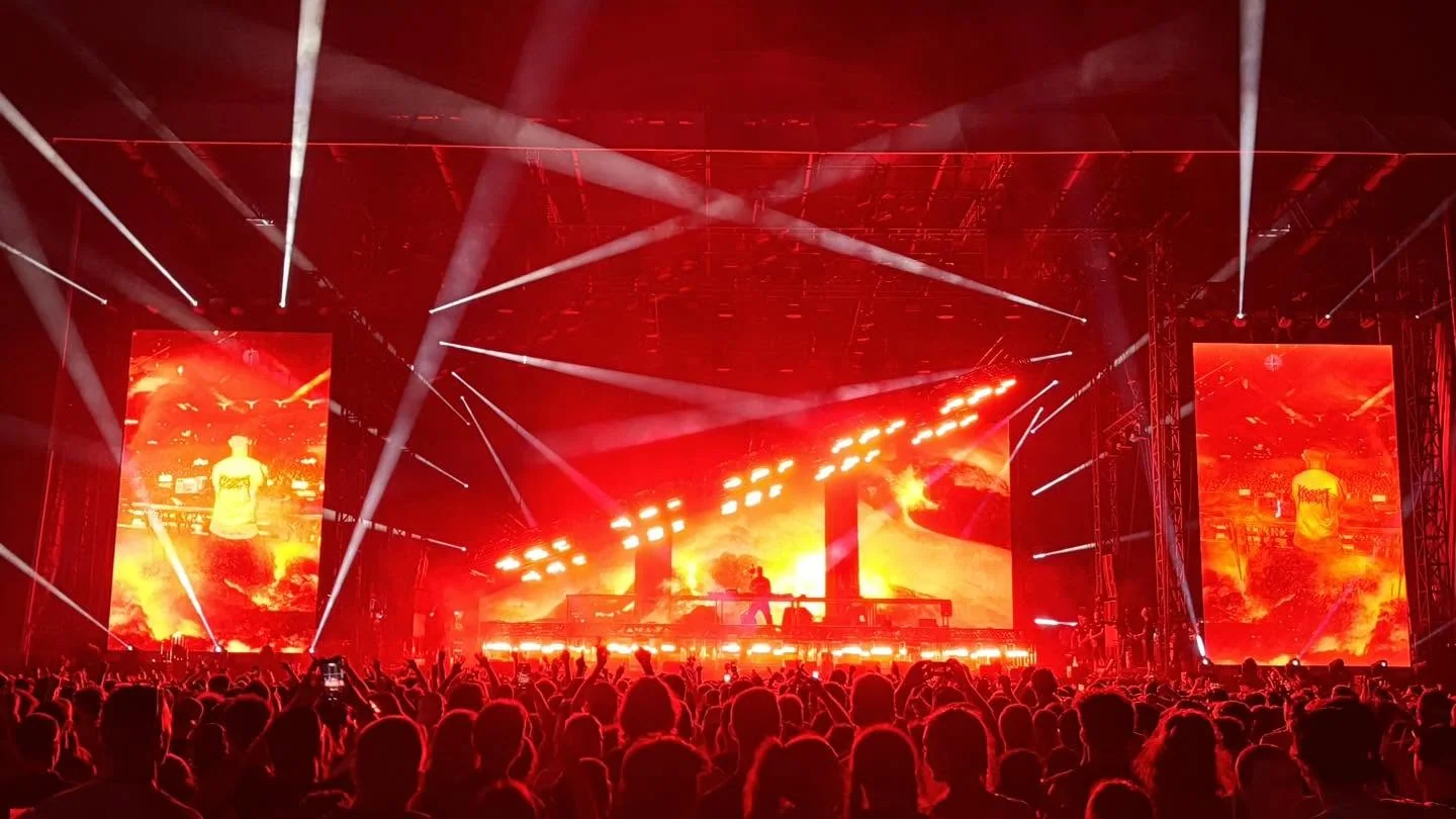 Scénographie rouge du show de DJ Snake à Lyon