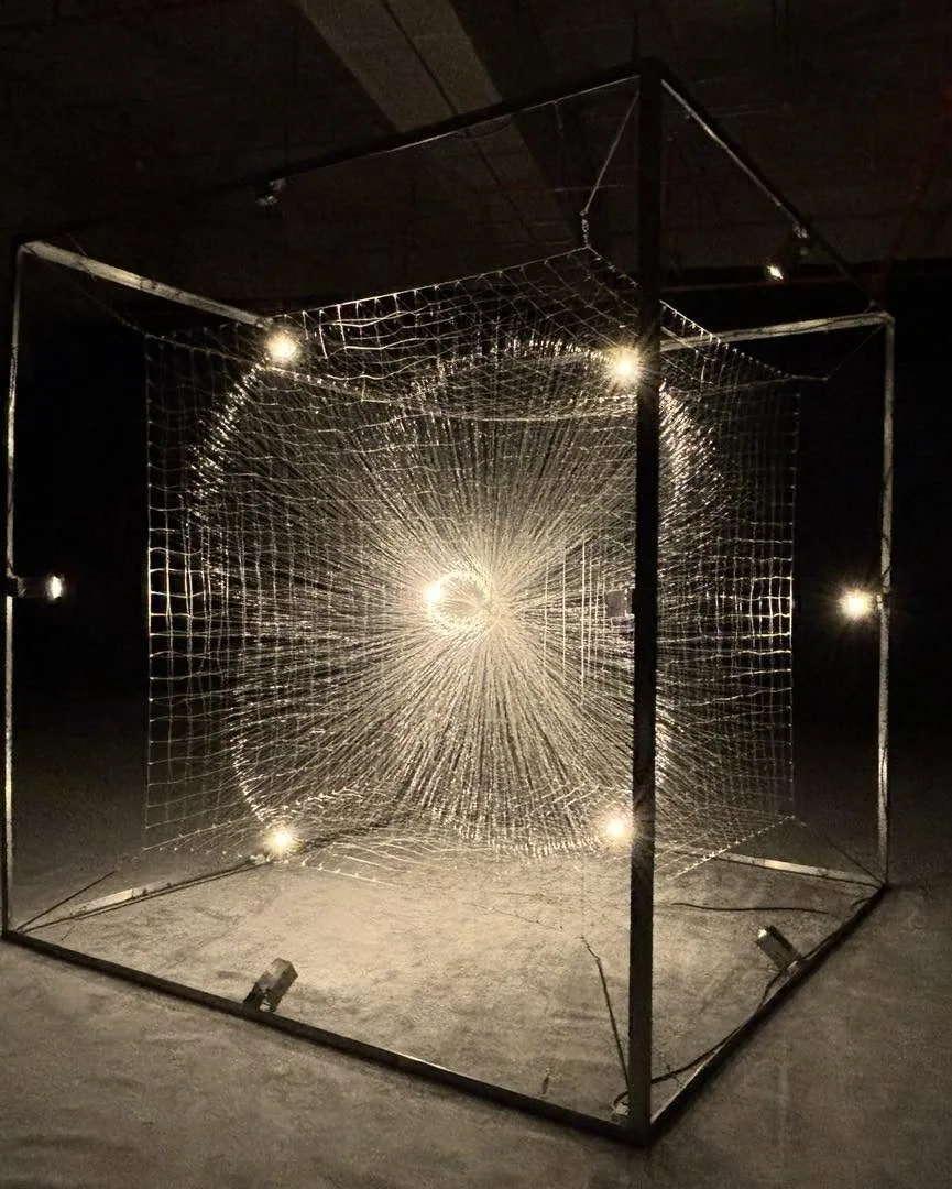Installation lumineuse cubique au Noor Festival 2025